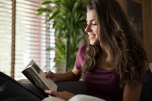This woman is a secret bookworm